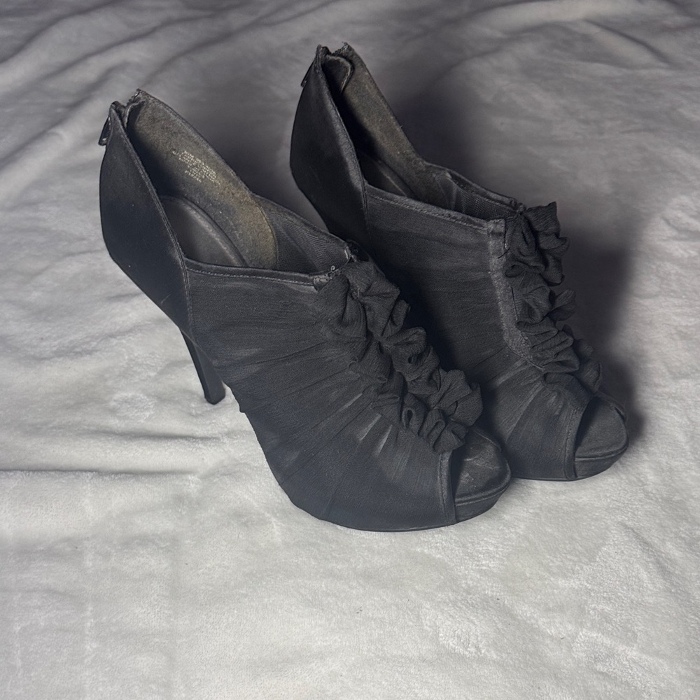 Jacqueline Ferrar Black Ruffled Peep-Toe Heels